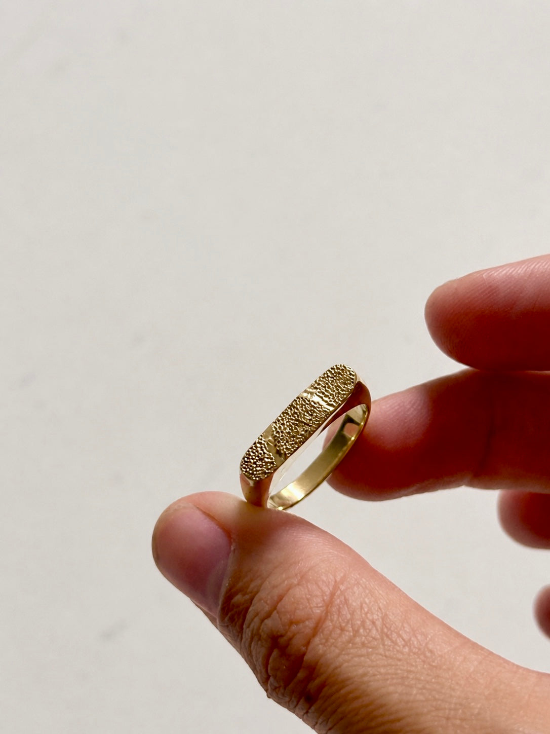 Anillo signet rectangular en bronce
