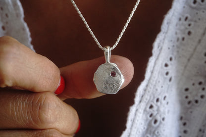 Colgante huella en plata 950