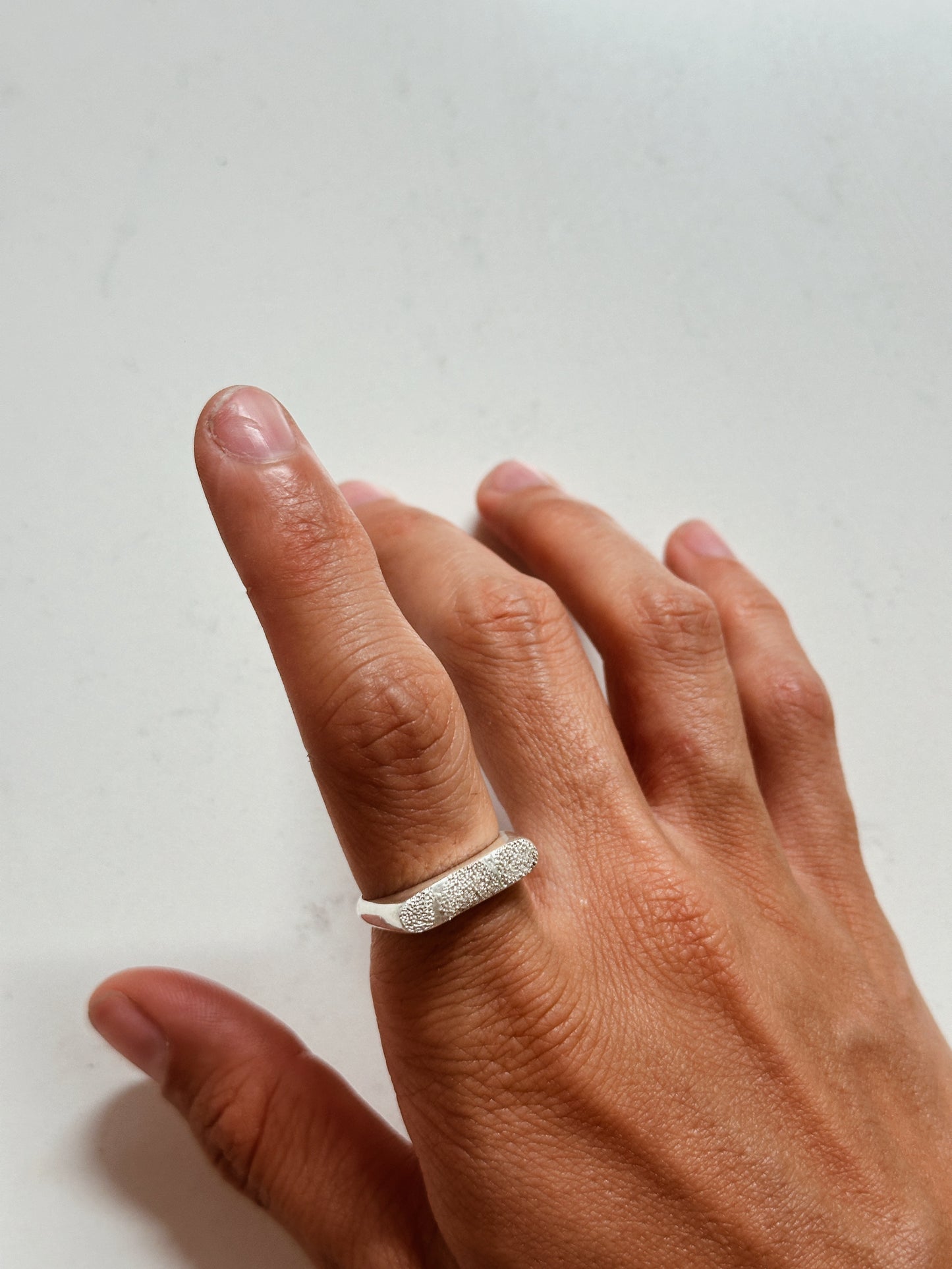 Anillo signet rectangular en plata