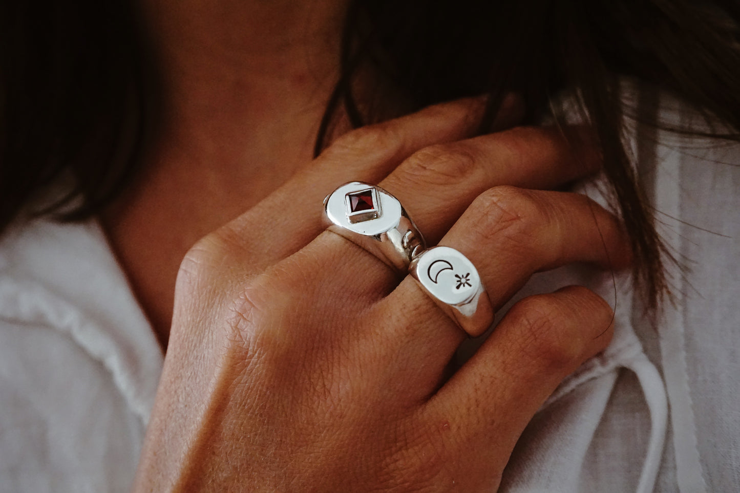 Anillo moon phases granate