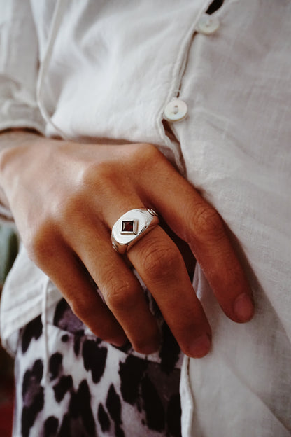 Anillo moon phases granate