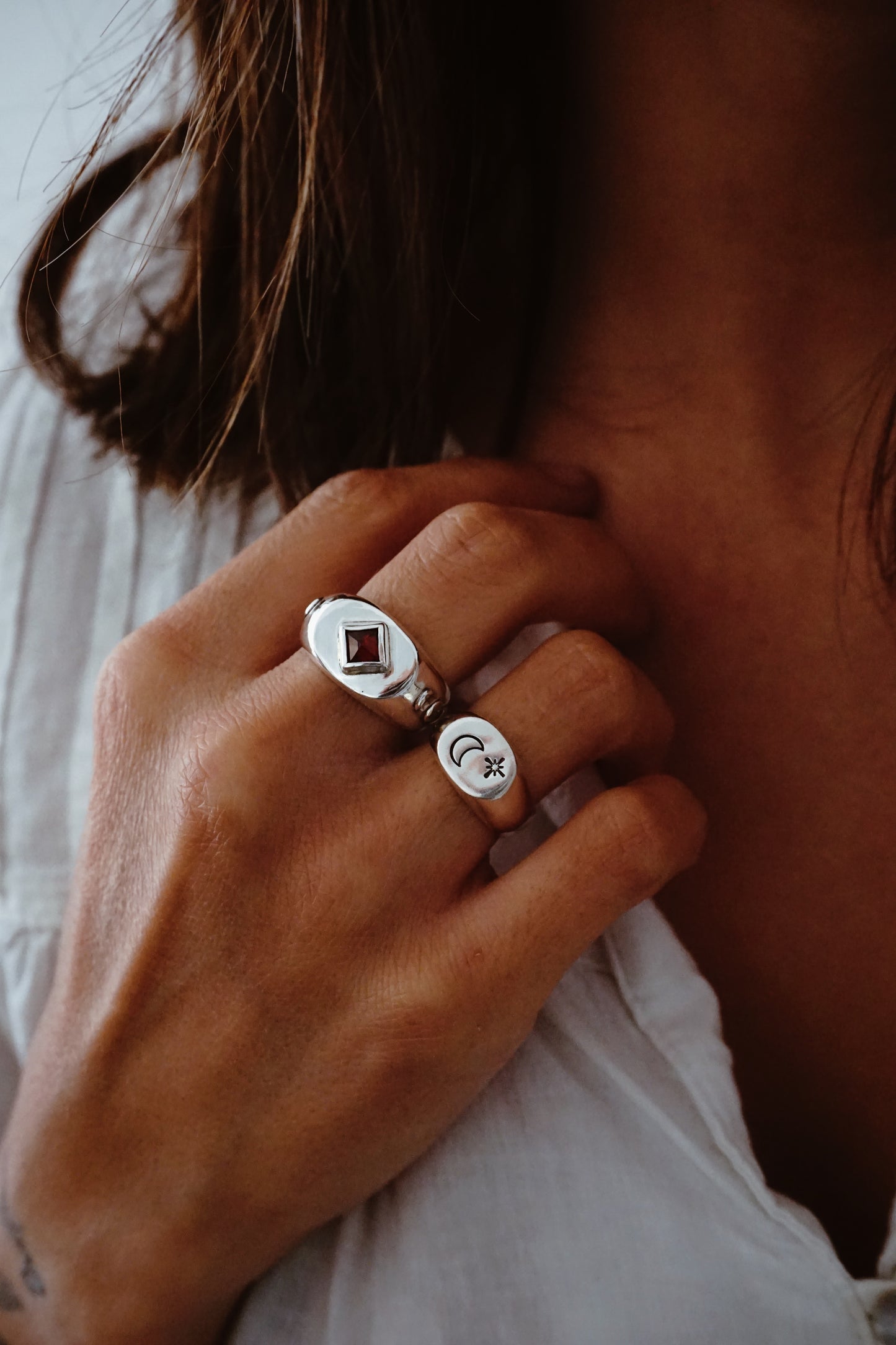 Anillo moon phases granate