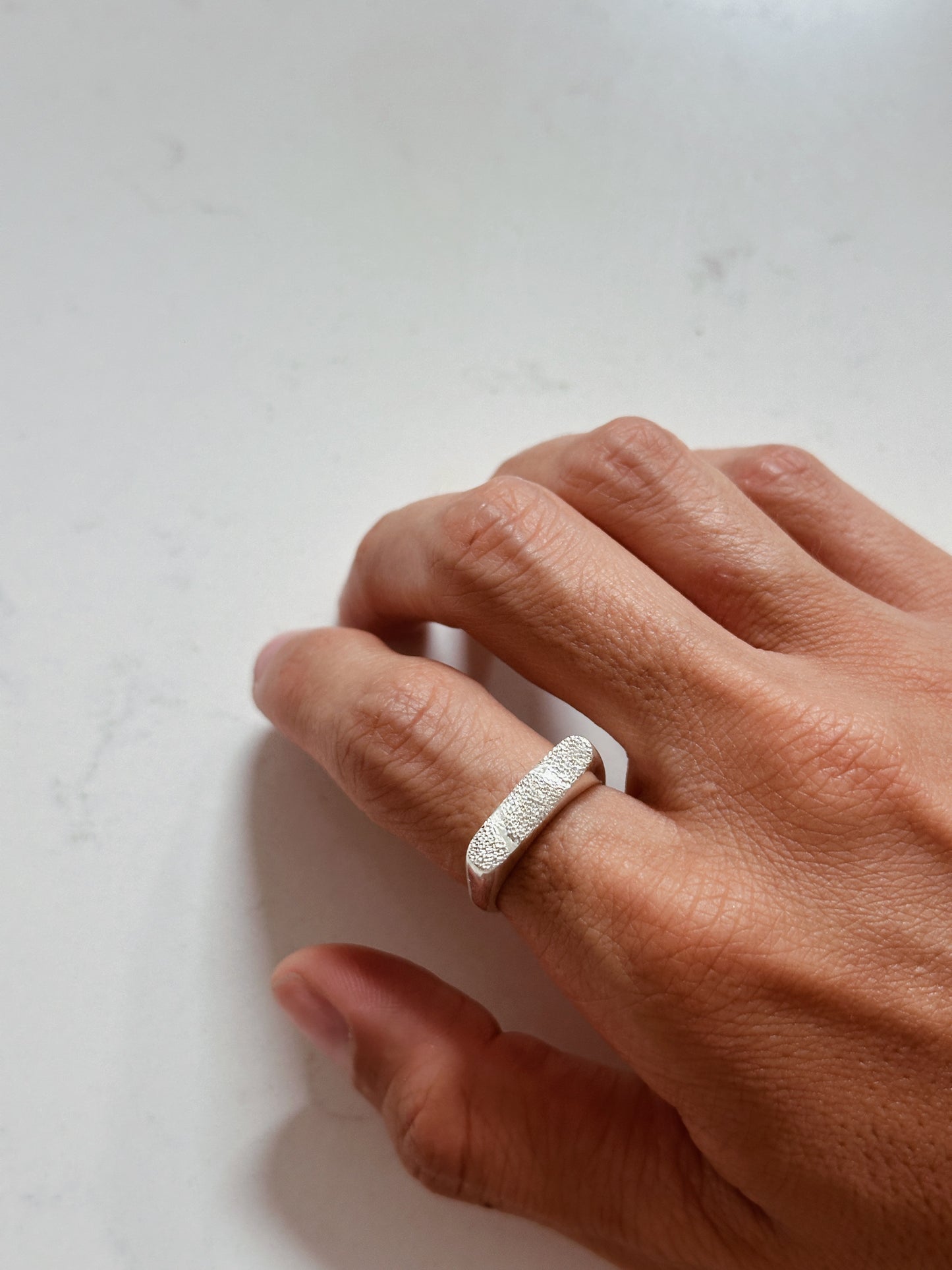 Anillo signet rectangular en plata