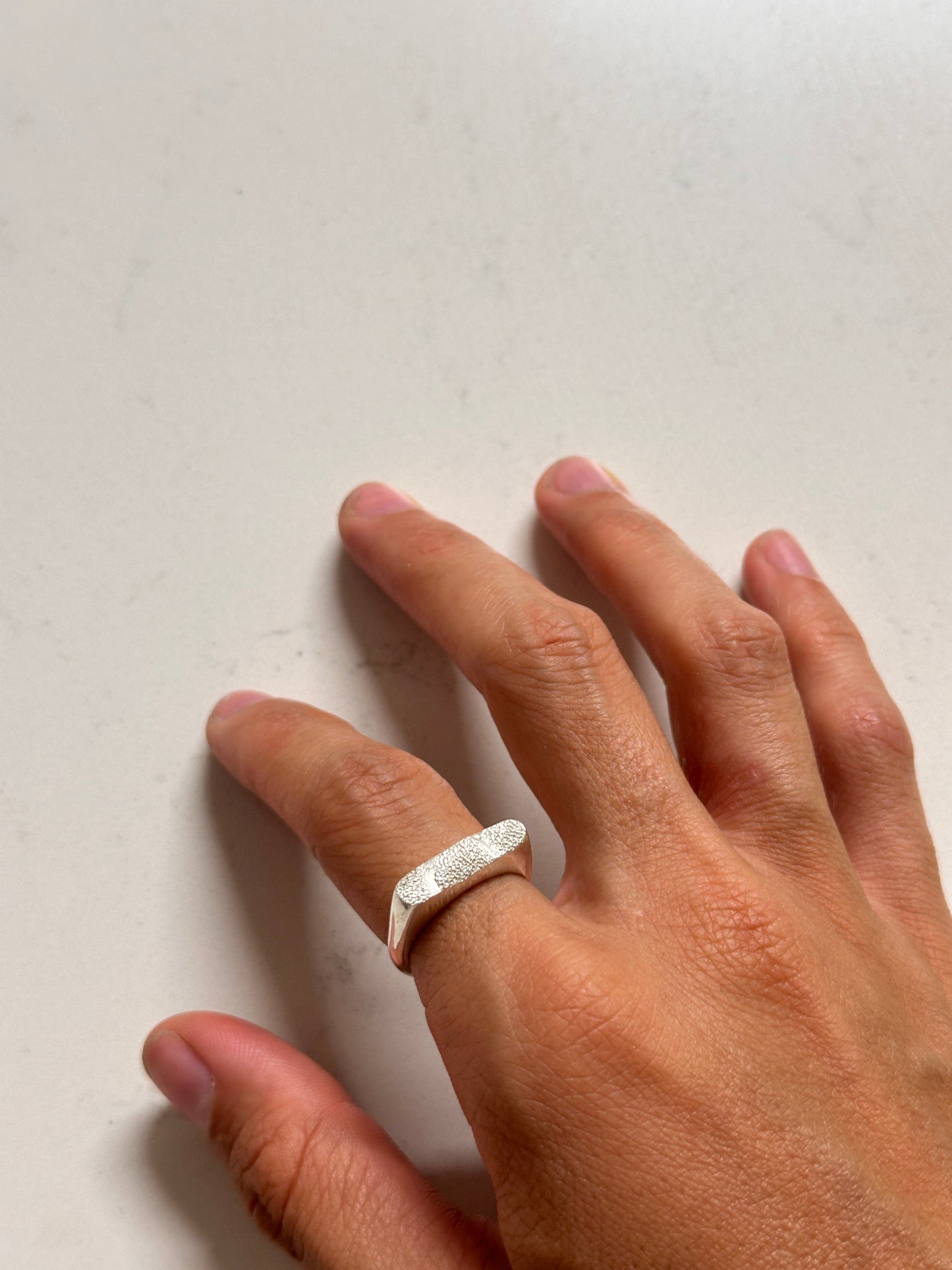 Anillo signet rectangular en plata
