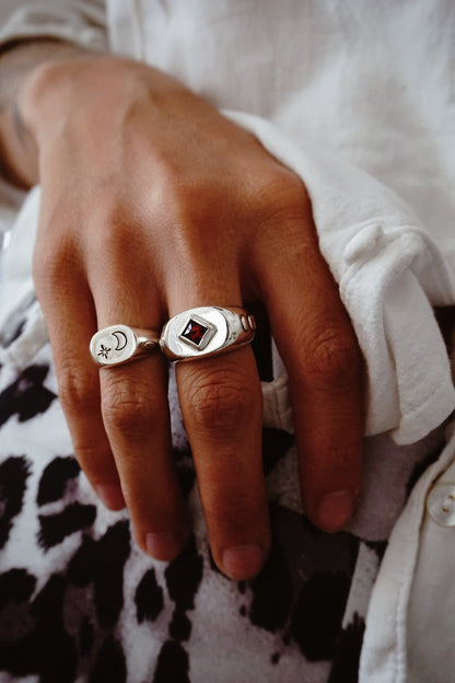 Anillo moon phases granate